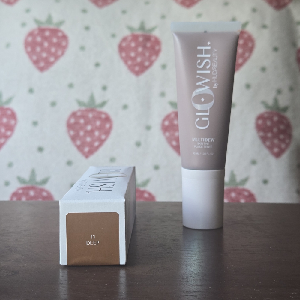 HUDA BEAUTY Glowish Skin Tint - Shade Deep 11